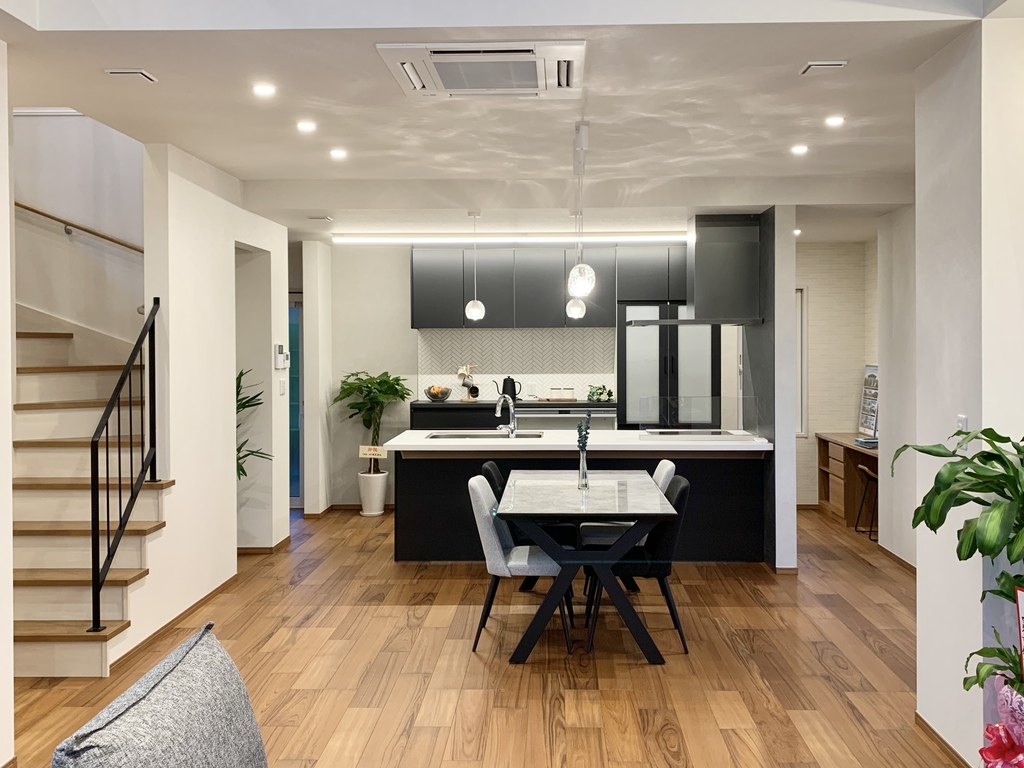 広島県三次市の南畑敷モデルハウスのキッチンダイニング