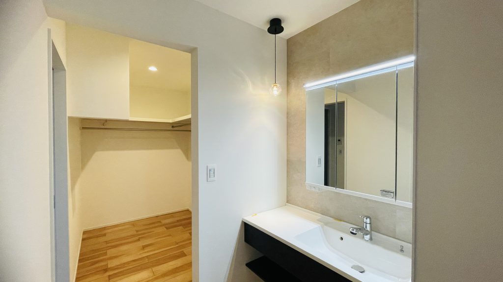 島根県松江市西尾町で開催する完成見学会場のファミリークロークと独立洗面コーナー