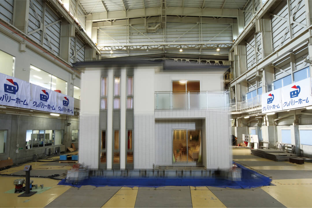 より強い家をつくるために実物大振動実験で検証