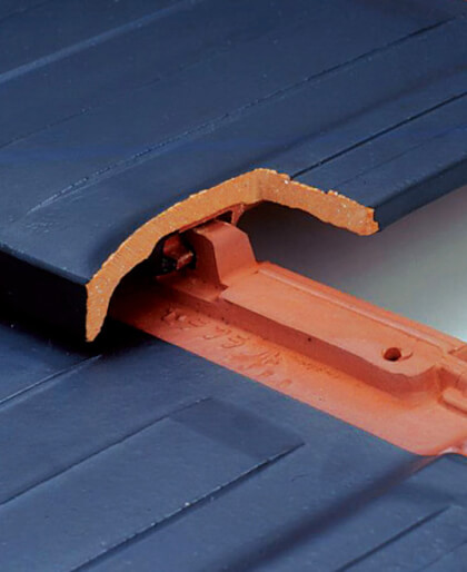 切り込み部にツメ